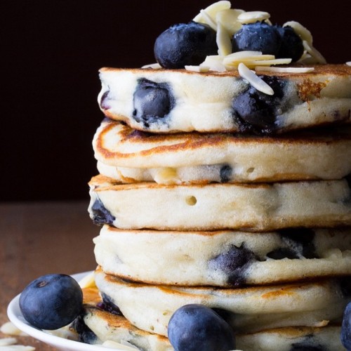 EXTRA FLUFFY BLUEBERRY ALMOND PANCAKES